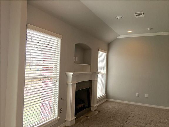 4th image of 406 W Gillian Ave