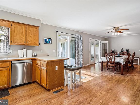 3rd image of 813 Petinot Pl