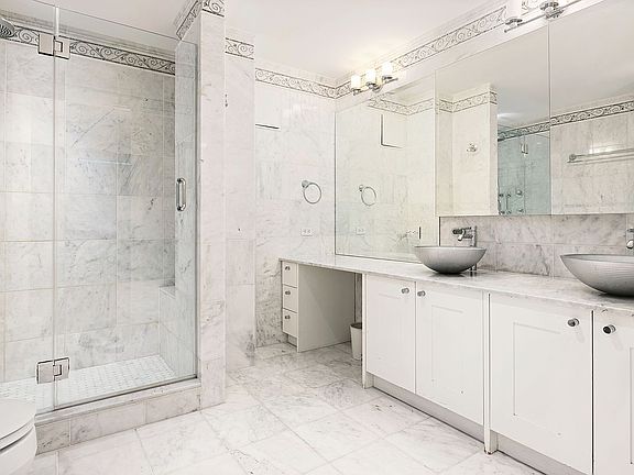 5th image of 30 W 63rd St APT 31AB