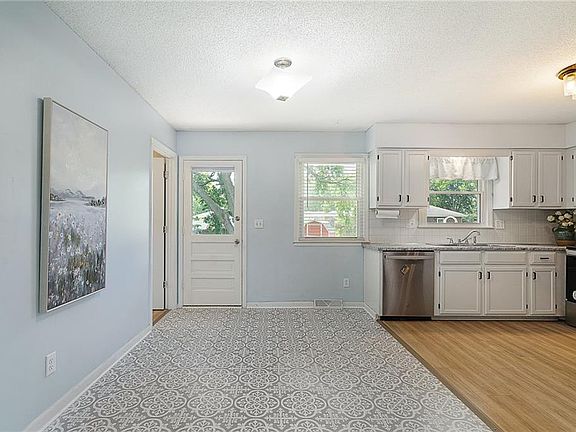 5th image of 118 E Walnut St