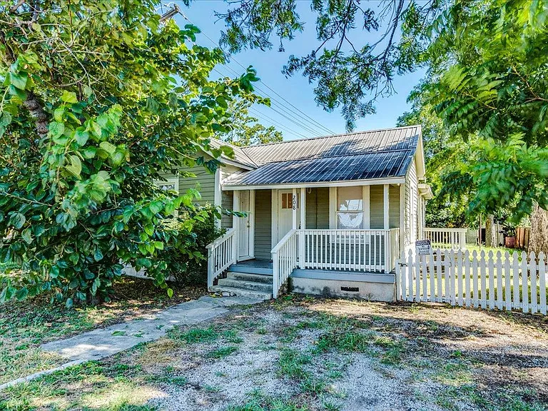 208 W Lockhart St — Photo 1