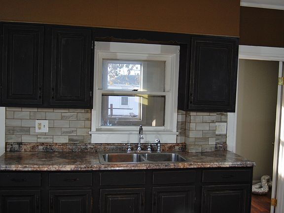 large eat-in kitchen