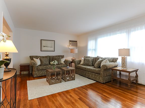 4th image of 7 Nancy Ln