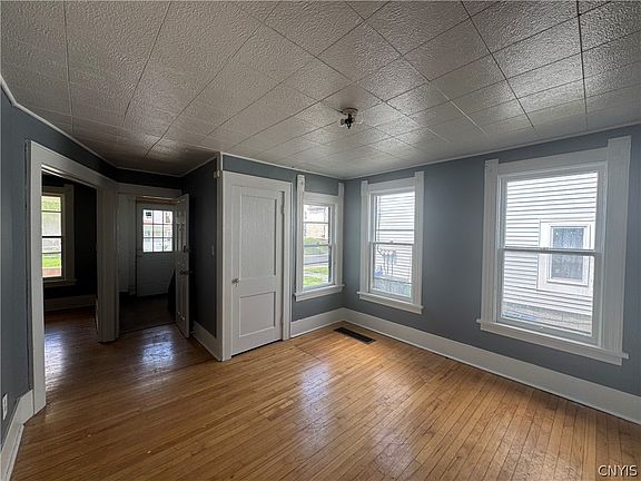 5th image of 213 Freeman Ave