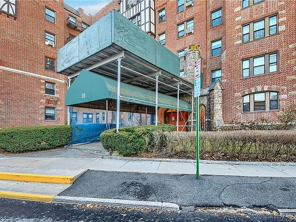 3rd image of 10 Nosband Ave APT 6F