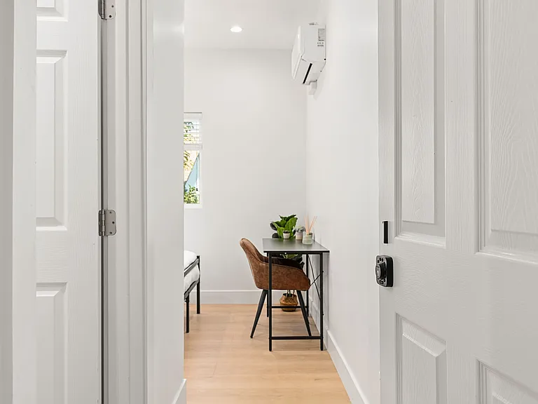 1736 Kelton Ave — Photo 10