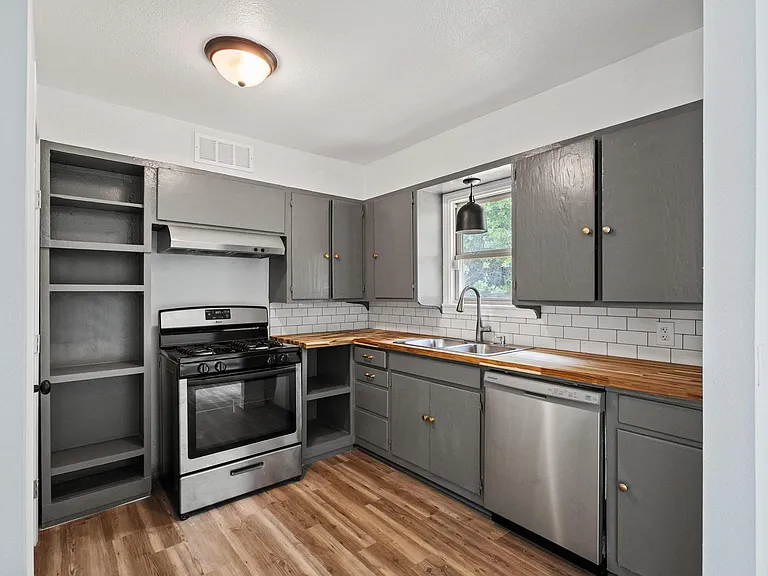 1417 S Lamar Ave — Photo 4