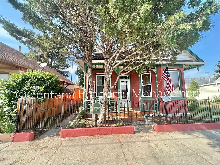 1305 E 2nd St — Photo 2