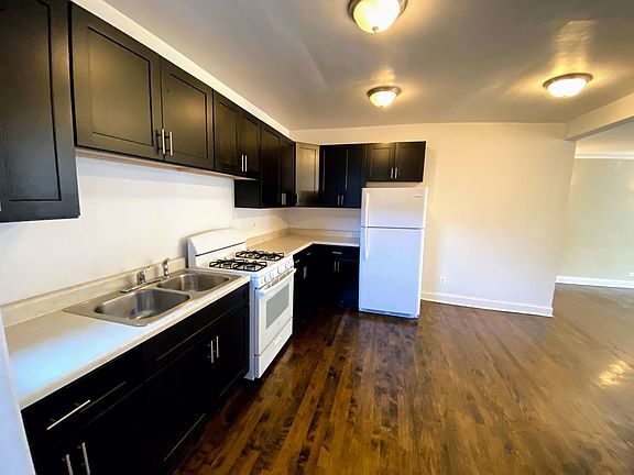 4th image of 6500 N Hoyne Ave APT 3