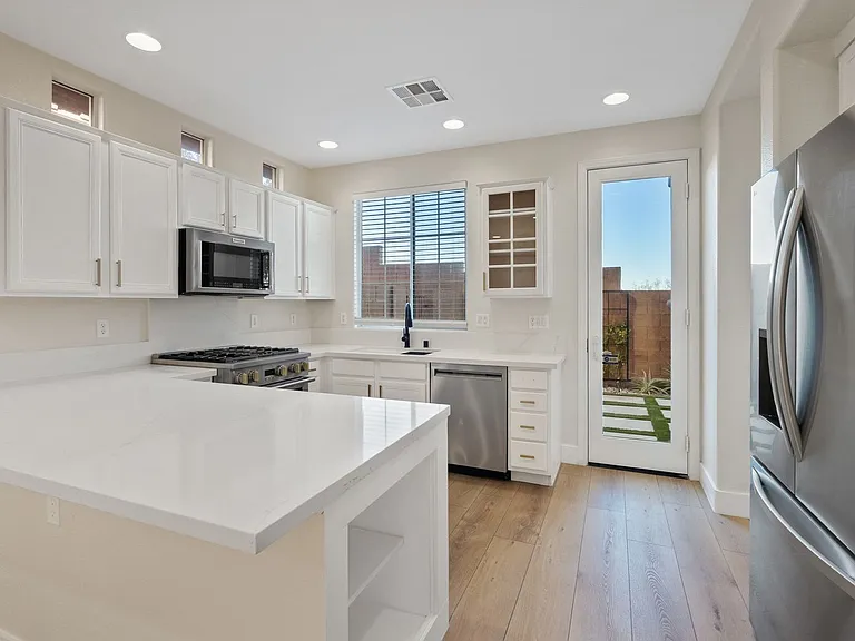 2334 Malaga Peak St — Photo 3