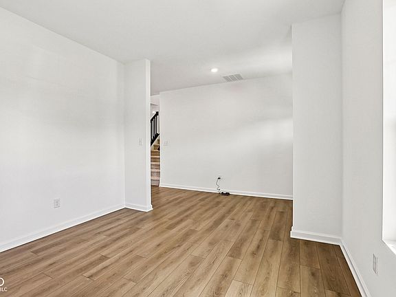 5th image of 8141 Clary Ln