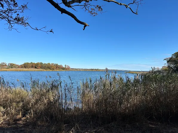 910 Flanders Rd, Riverhead, NY 11901