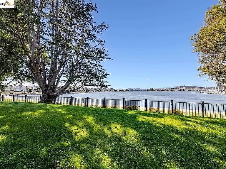 160 Lakeshore Ct — Photo 26
