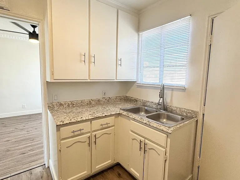1043 1/2 S Norton Ave #1043-1/2 — Photo 6