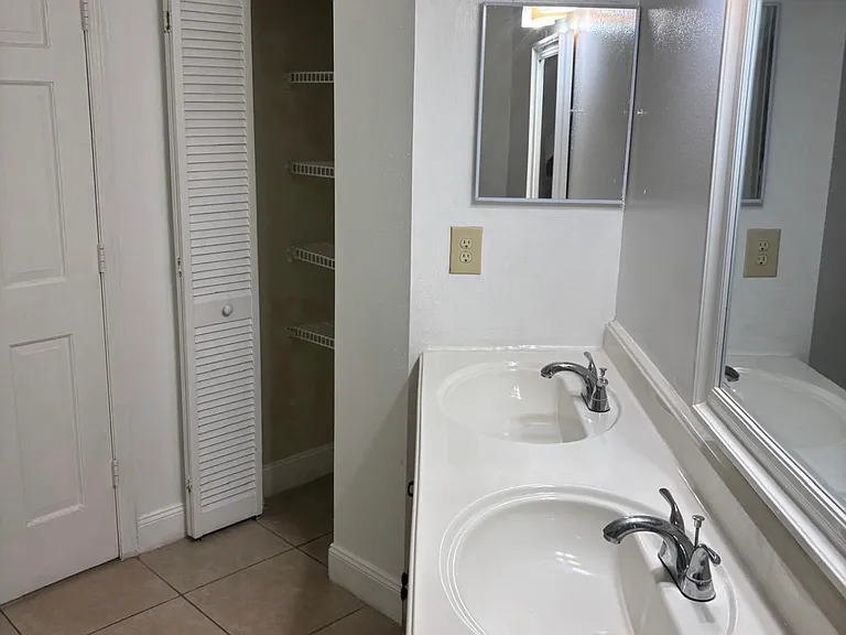 660 Royalty Ct — Photo 5