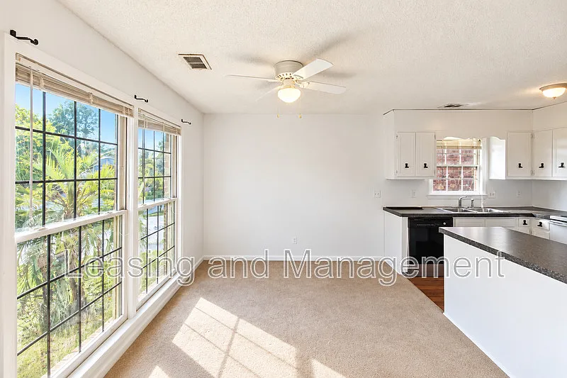 3 bed, 1.5 bath, 1000 sqft, $2,400 — Photo 4