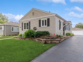 818 N Kennicott Ave, Arlington Heights, IL 60004