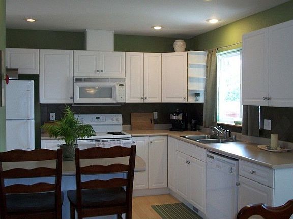 Country kitchen w/eating space and tile backsplash