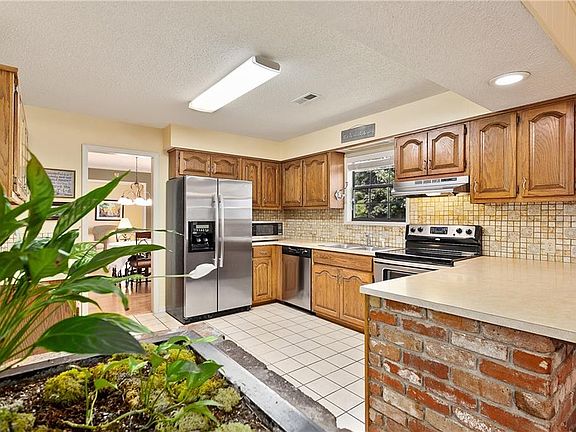 2nd image of 1138 N Huntington Dr
