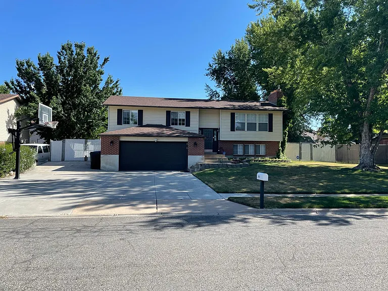 643 Creek View Rd — Photo 1