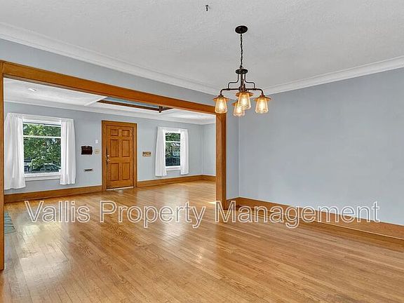 4th image of 960 5th St NE