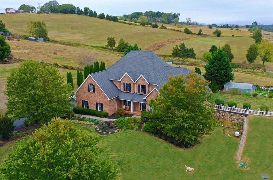 2nd image of 215 Walnut Manor Dr