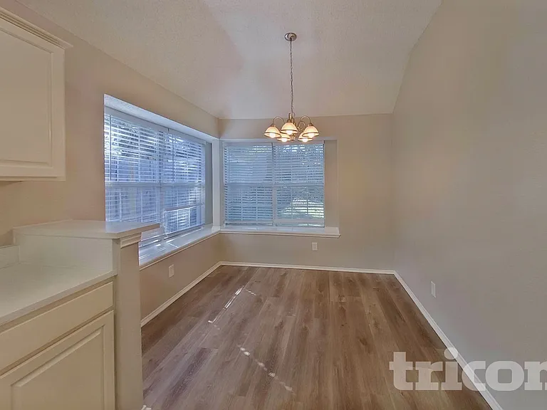 805 Clover Hill Ln — Photo 3