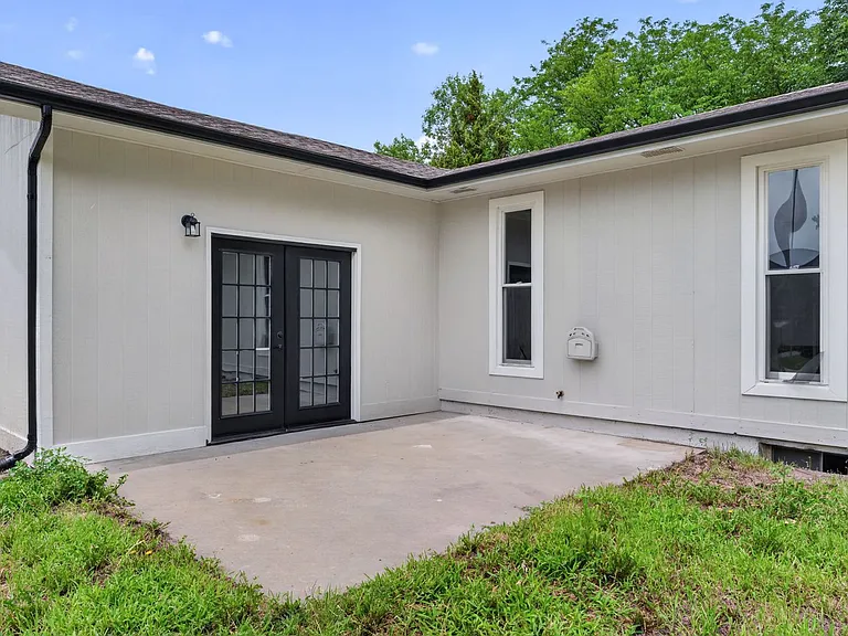 2111 Timber Creek Dr — Photo 32