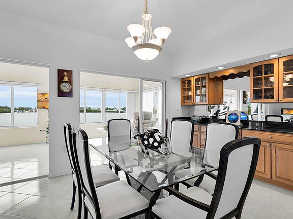 4th image of 900 Shelter Bay Dr