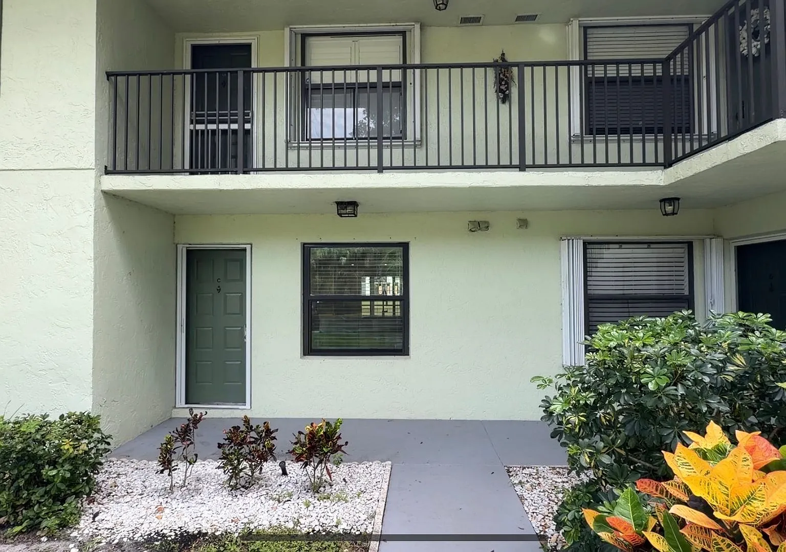 Modern 2-Bedroom First-Floor Residence with Peaceful Lake Views — Photo 1