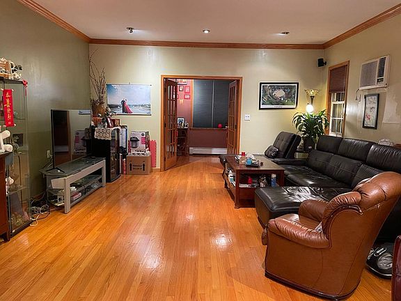 4th image of 2088 E 22nd St