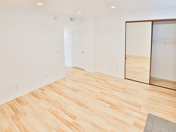 4th image of 500 S Barrington Ave APT 8