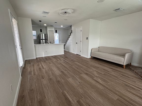 3rd image of 69 Winchester Dr