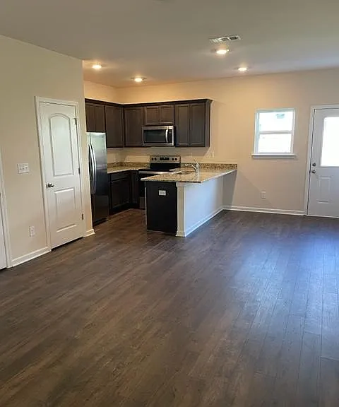 6084 Cullen Dr — Photo 3