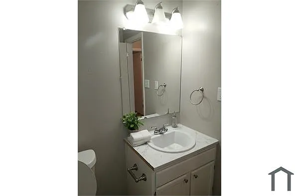 Building Photo - 1142 4th Ave W #D