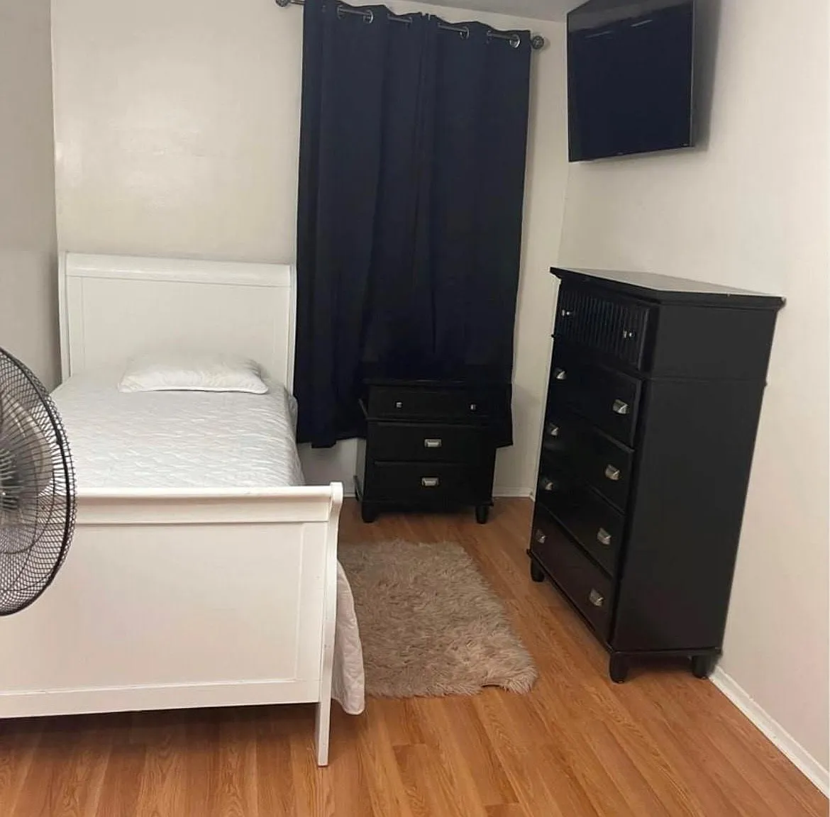 4 bed, $1,000 — Photo 1