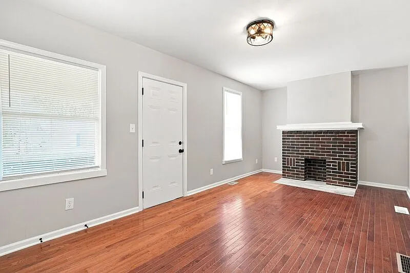 2 bed, 1.0 bath, $1,275 — Photo 3