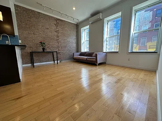 Rented by Ledvech Group | media 18