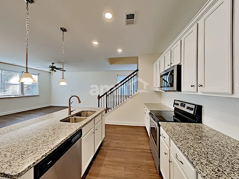 114 Lindridge Dr — Photo 3