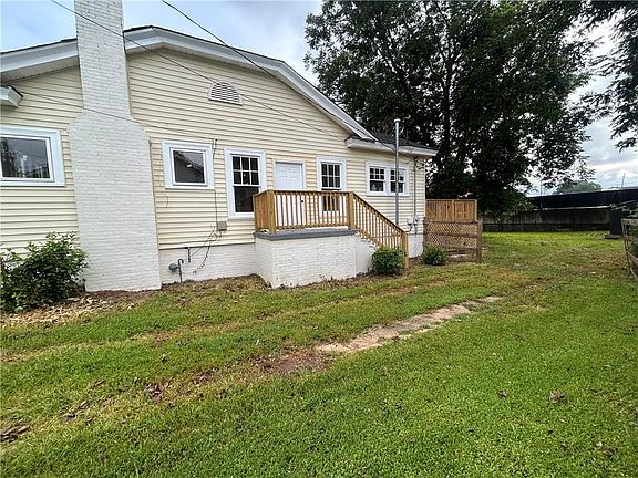 5th image of 144 Marshall St