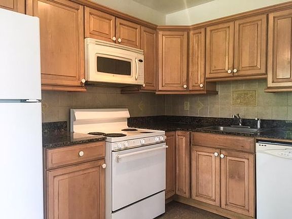 4th image of 902 W Broome St
