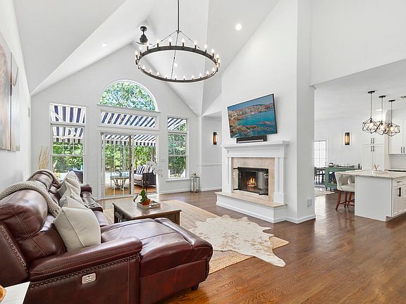 2nd image of 409 Sag Harbor Tpke #Eh