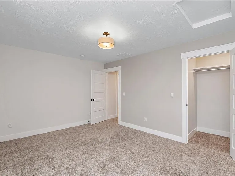 6642 N Asissi Ln — Photo 34