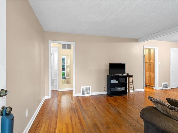 4th image of 2 Saint James Ct