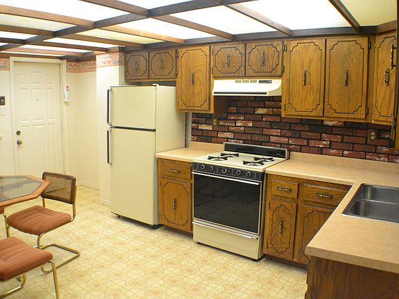 2nd image of 421 Grand Ave #6