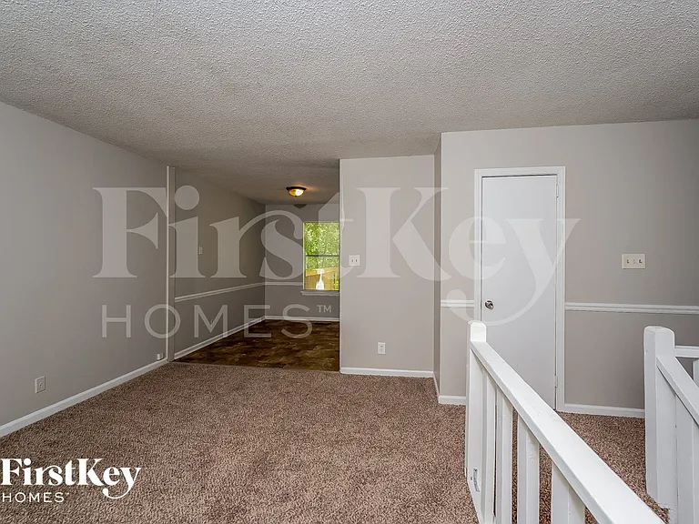 3104 Cobblestone Dr — Photo 2
