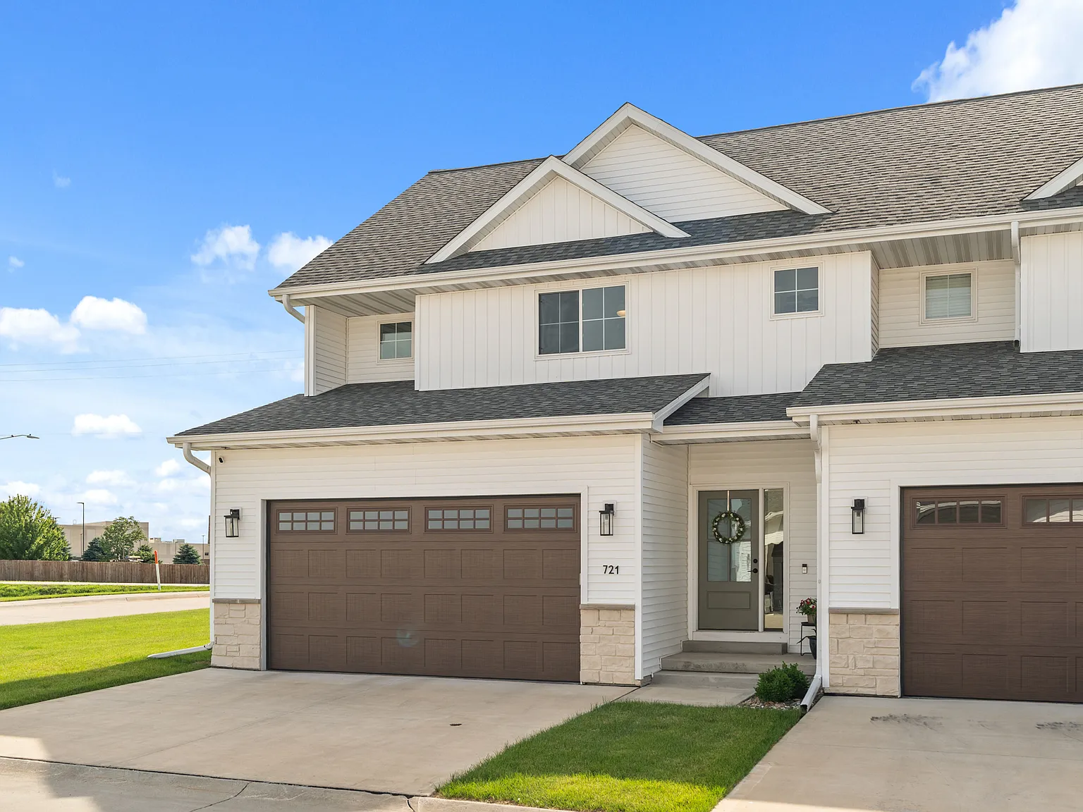3 bed, 2.5 bath, 1720 sqft, $2,150 — Photo 1