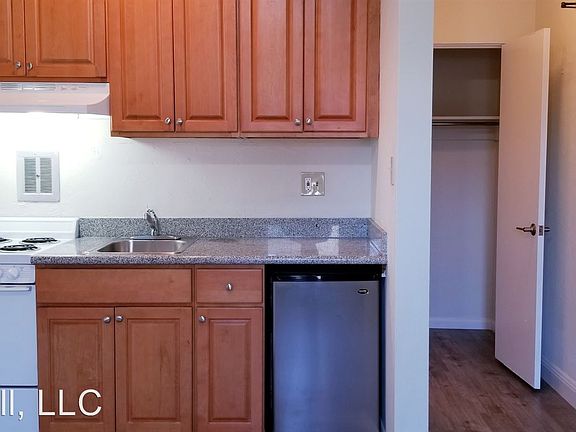 3rd image of 831 Sacramento St APT 32