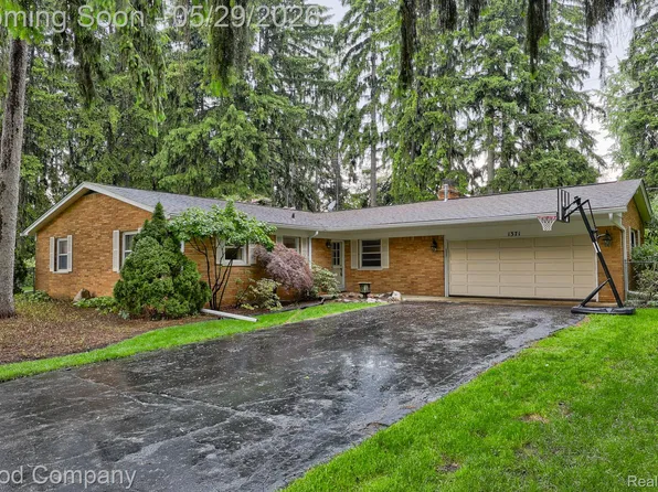 1371 Winchcombe Dr, Bloomfield Hills, MI 48304