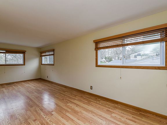 3rd image of 126 Shadywood Ln